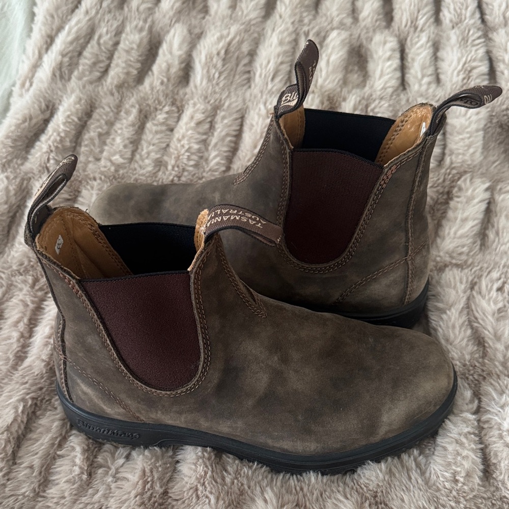 Blundstone Distressed Brown Ankle Boots